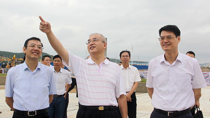 金寧運（右一）陳建軍（中）唐咸僅（左一）查看項目介紹、施工建設(shè)展板.JPG